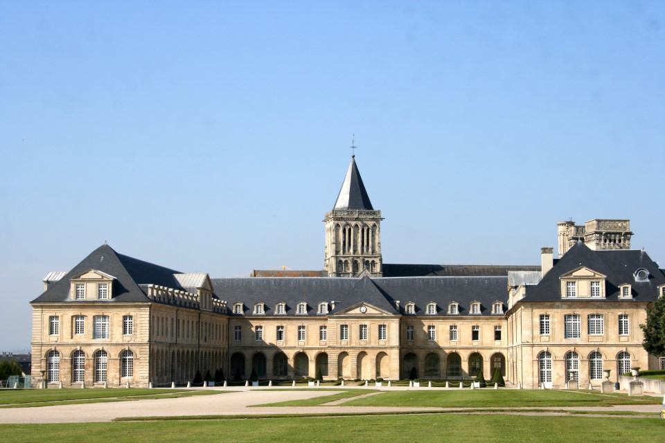 Vue panoramique de l'Abbaye aux Dames à Caen, sous un ciel dégagé.