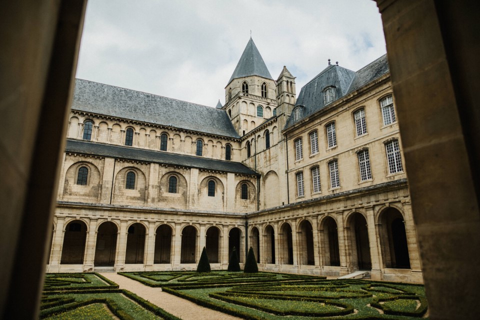 Vue sur le cloître de l'Abbaye aux Hommes à Caen.