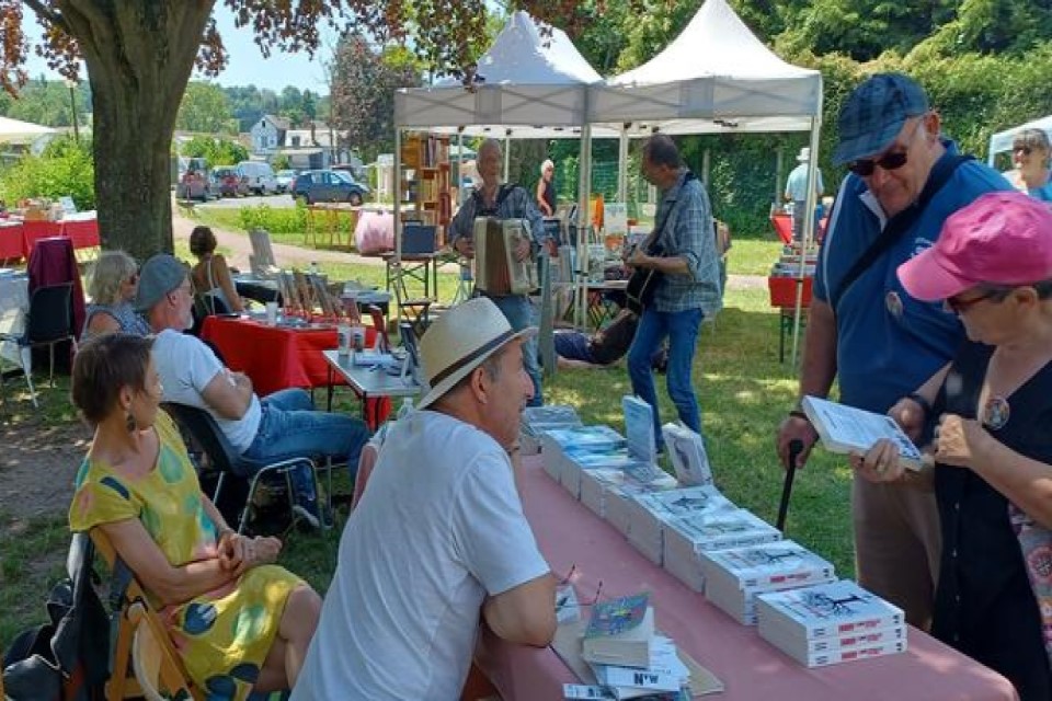 Les Bouquinistes au Bord de l'Eau