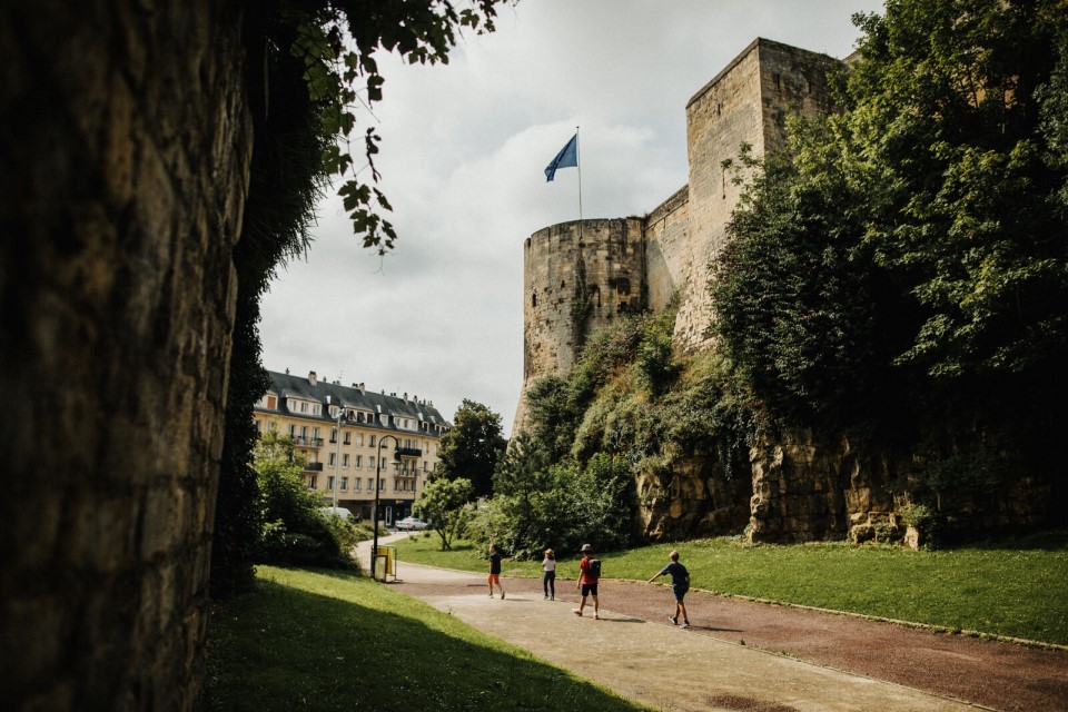 Le parc du Château de Caen avec ses fortifications.