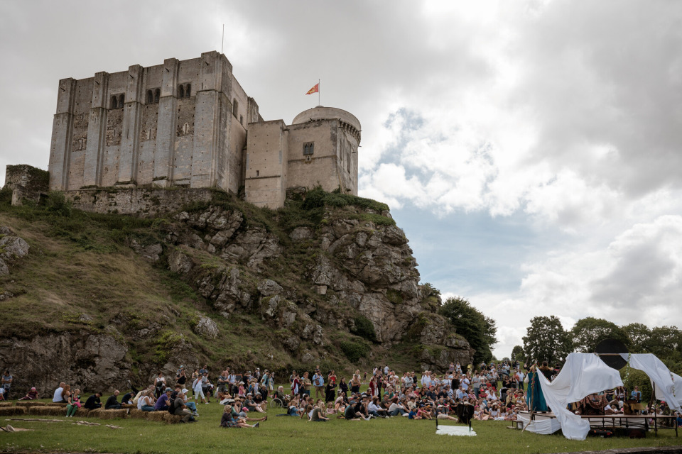 Spectacle médiéval au pied du château de Falaise.