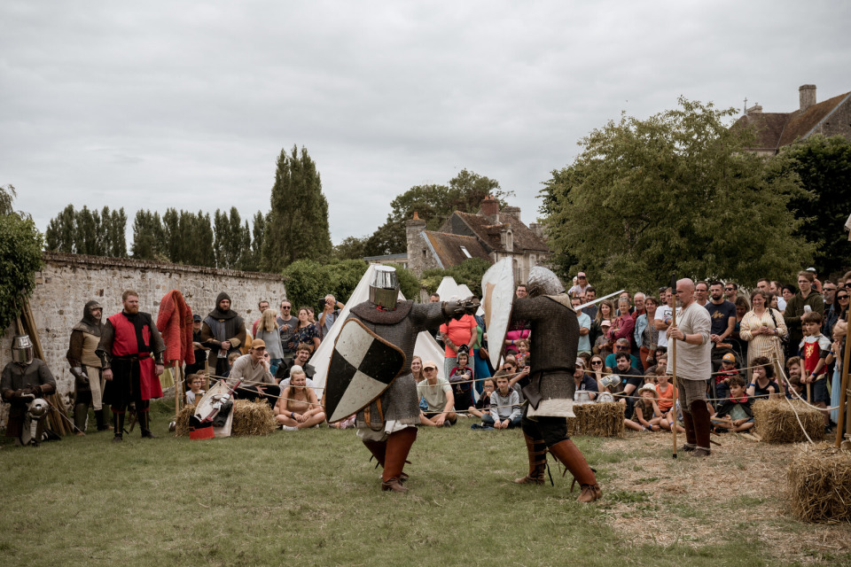 Reconstitution de combats à l'épée lors des Médiévales de Falaise.