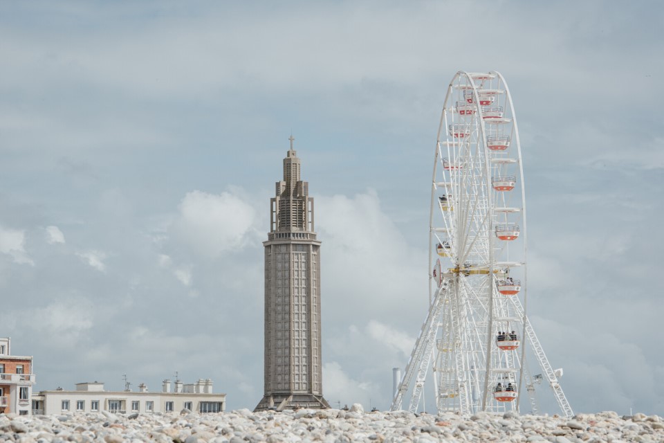 Vue de l'église Saint-Joseph et de la grande roue au Havre.