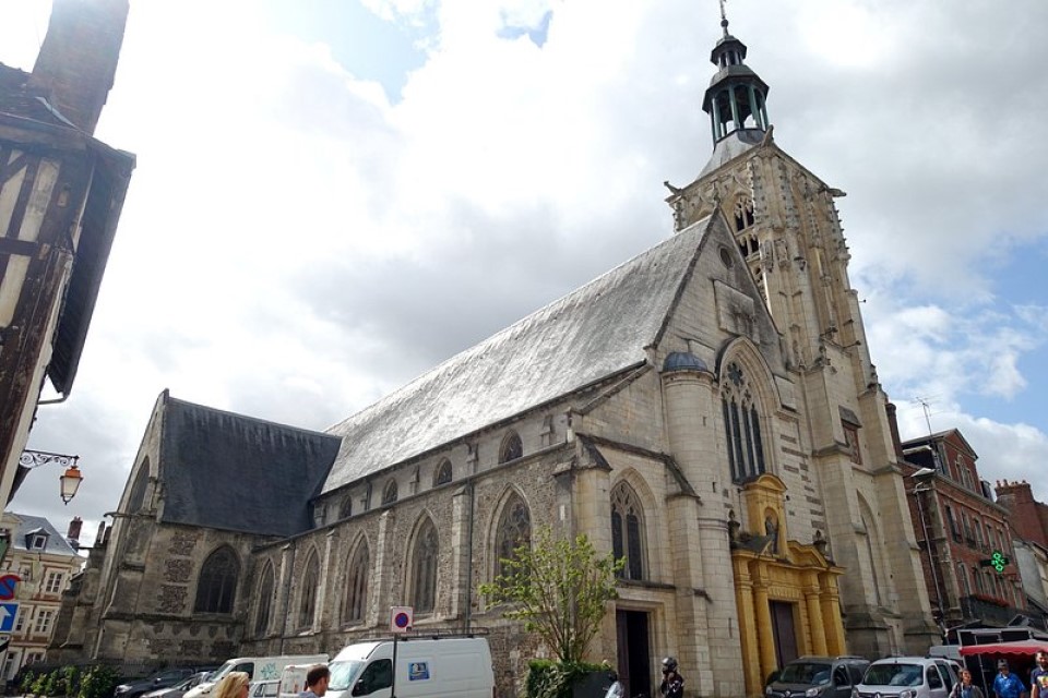 L'église Sainte-Croix de Bernay.