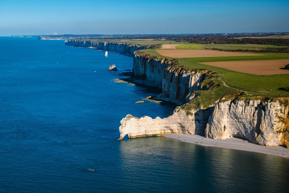 Vue sur les falaises et la Porte d'Amont à Étretat.