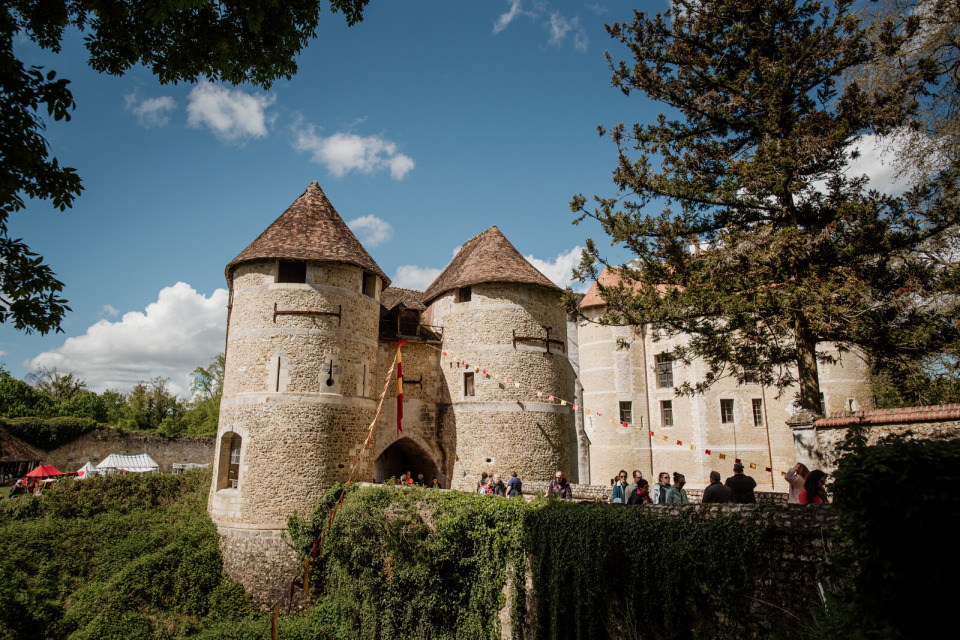 Vue extérieure des tours du Château d'Harcourt durant les Fêtes Médiévales.