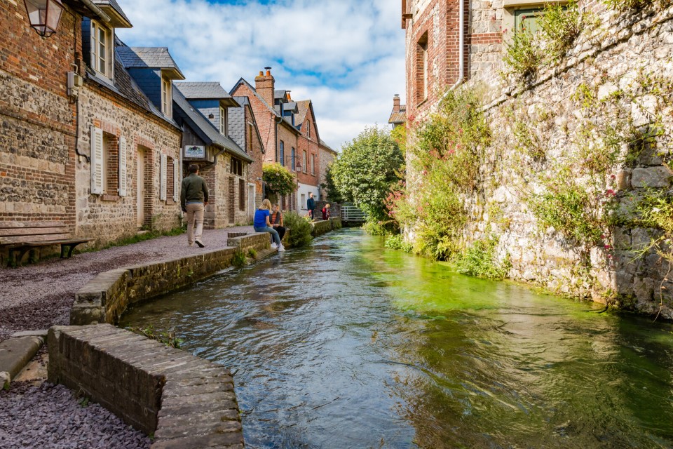 Le fleuve traversant le village de Veules-les-Roses.