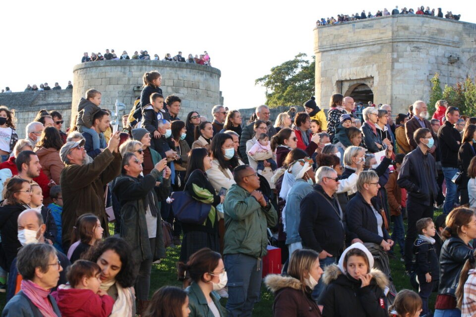 Une foule rassemblée au Château de Caen pour le Millénaire de Caen.