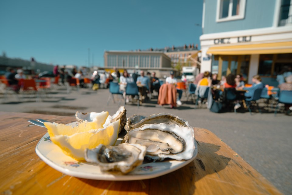 Une assiette d'huîtres fraîches au bar Chez Lili, Le Havre.