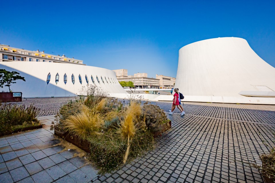 Vue sur l'architecture moderne du Volcan au Havre.