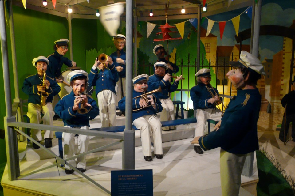 Scène d’automates musiciens au musée des automates à Falaise.