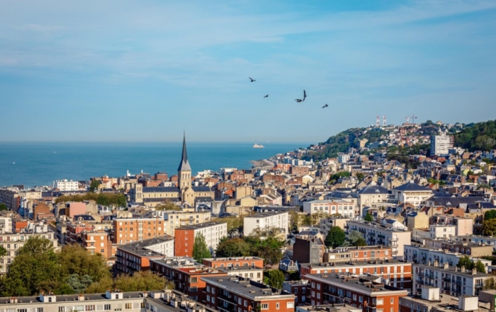 Vue panoramique de la ville du Havre et de son bord de mer.