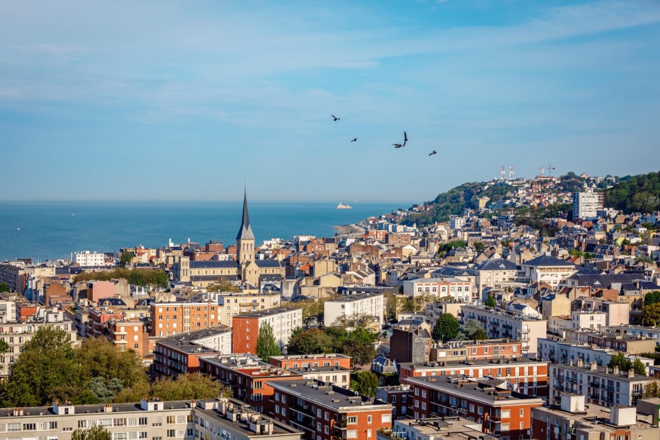 Vue panoramique de la ville du Havre et de son bord de mer.