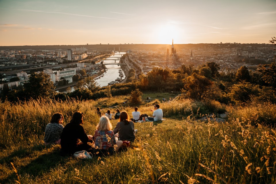 Vue depuis la colline Sainte-Catherine à Rouen au coucher du soleil.