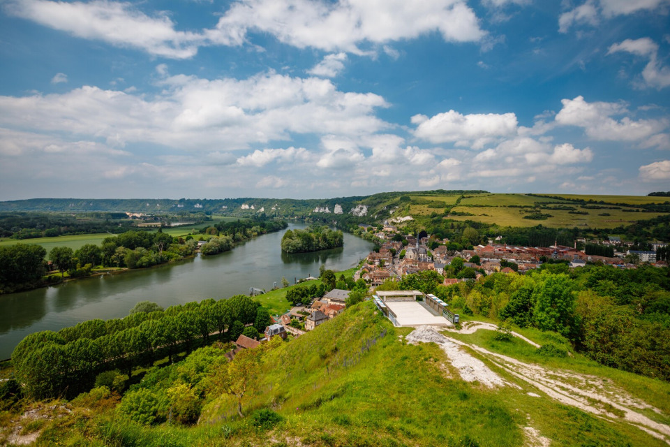 Vue panoramique sur le village de Petit-Andelys et Château Gaillard.