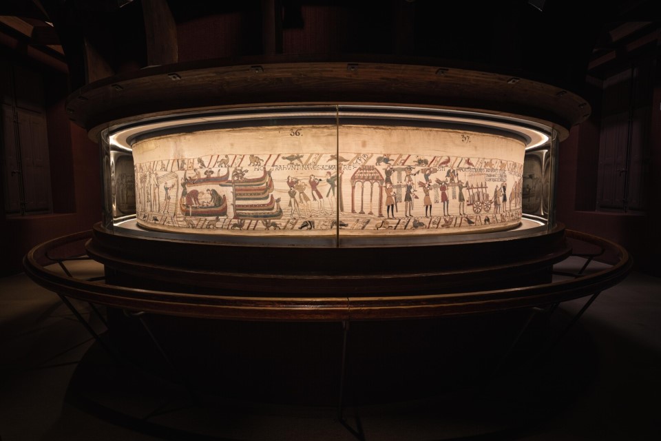 Vue d'ensemble de la Tapisserie de Bayeux, un trésor historique.