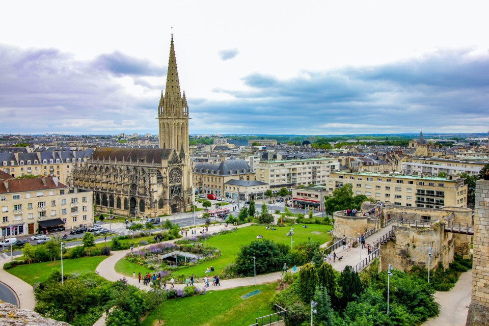 Vue panoramique sur Caen et ses monuments.